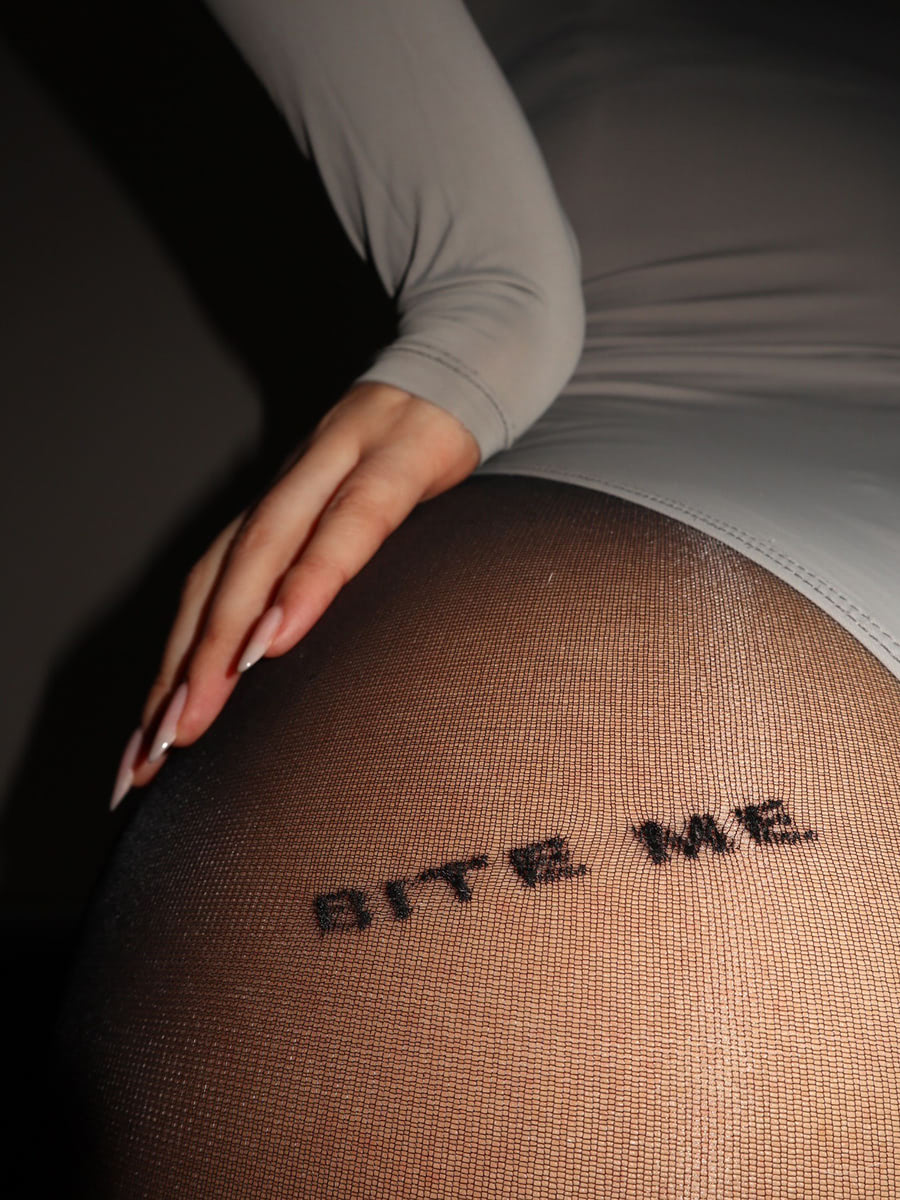 Чорні колготки з написом BITE ME